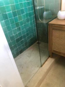 Bordeaux-Réalisation d'une salle de bains avec douche italienne en carreaux marocains Zelliges et béton ciré - 2