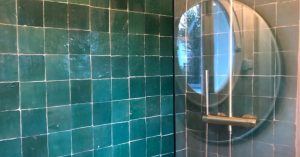 Bordeaux-Réalisation d'une salle de bains avec douche italienne en carreaux marocains Zelliges et béton ciré - 8