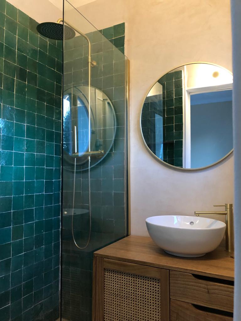 Rénovation de votre salle de bains - Franck JUIN DW - Travaux de rénovation sur Bordeaux - carreaux marocains Zellige et pose de béton ciré